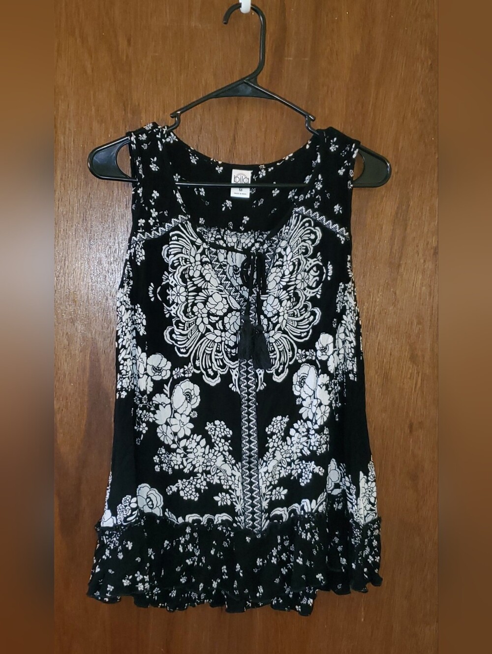 Bila Black and White Floral Sleeveless Top Sz Medium